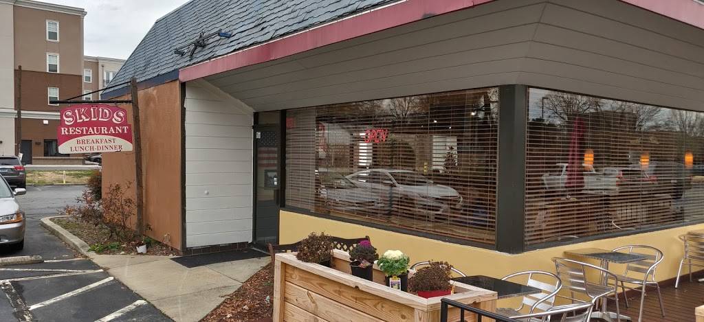 Skids Restaurant of Elon | restaurant | 134 W Haggard Ave, Elon, NC 27244, USA | 3365845223 OR +1 336-584-5223