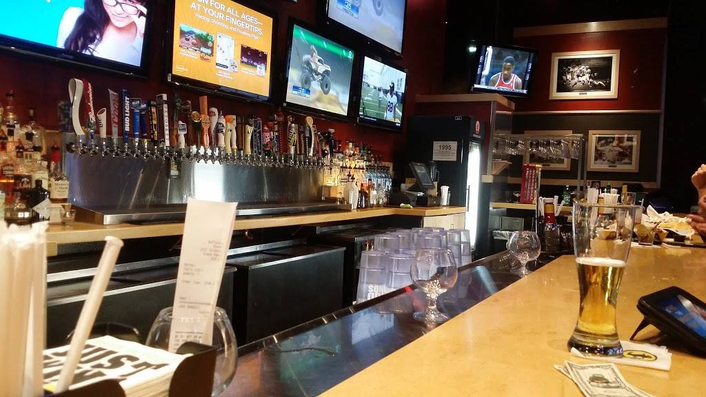 Buffalo Wild Wings | restaurant | 2121 Celebration Dr NE #100, Grand Rapids, MI 49525, USA | 6163642999 OR +1 616-364-2999