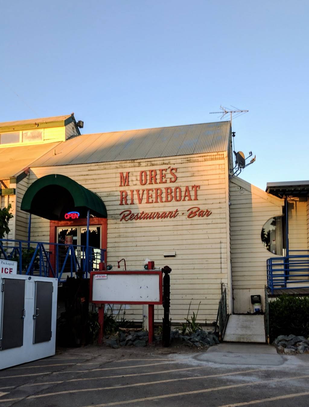 Moore’s Riverboat Restaurant | restaurant | 106 W Brannan Island Rd, Isleton, CA 95641, USA | 9162928490 OR +1 916-292-8490
