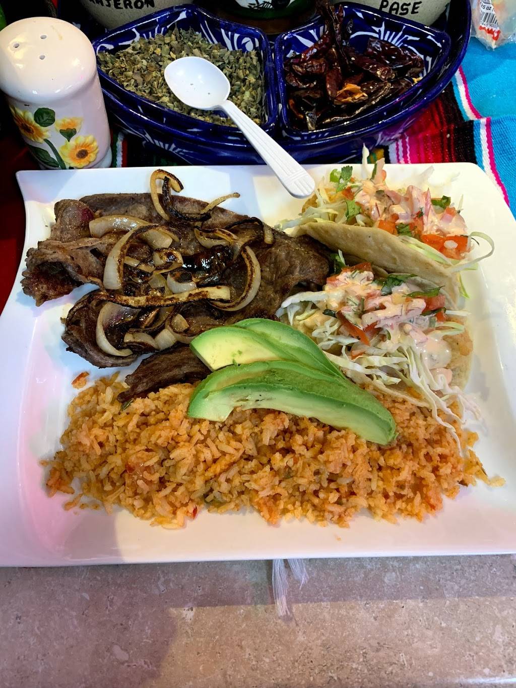 Los Tapatios | restaurant | 2520 E Palmdale Blvd, Palmdale, CA 93550, USA | 6612363140 OR +1 661-236-3140