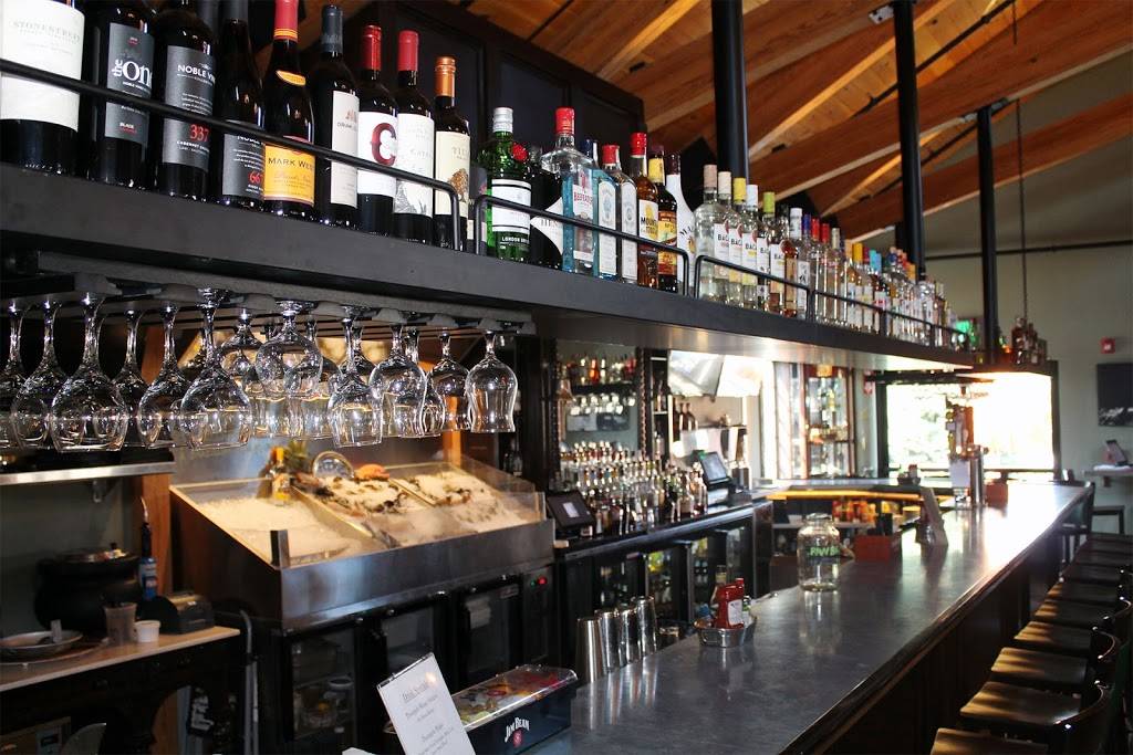 Ice House Bar & Grill | restaurant | 136 Huttleston Ave, Fairhaven, MA 02719, USA | 5089922337 OR +1 508-992-2337