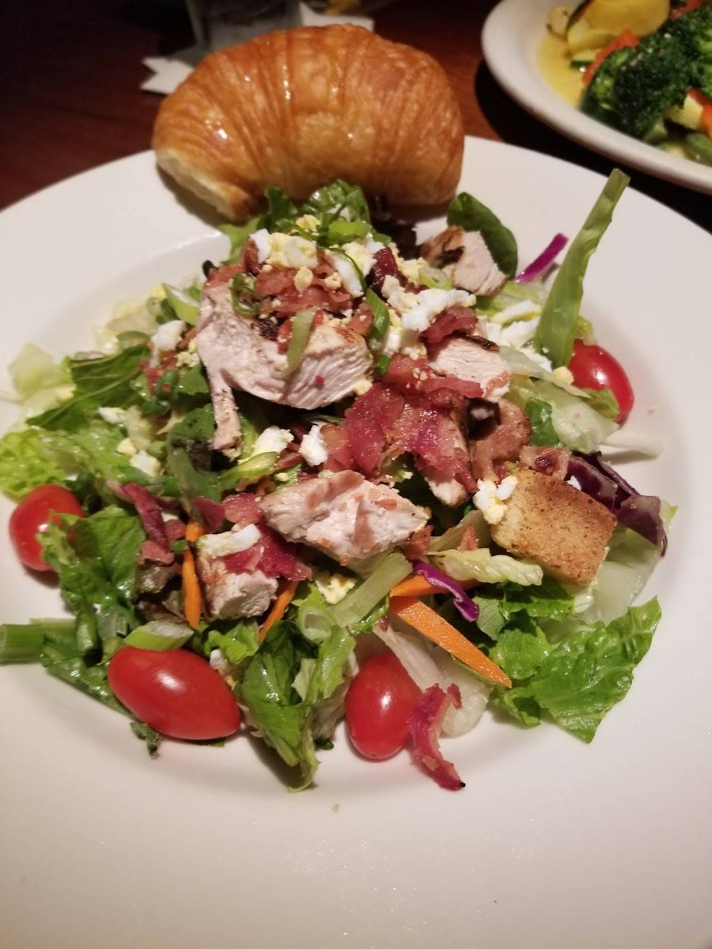 Charlestons Restaurant | restaurant | 300 Ed Noble Pkwy, Norman, OK 73072, USA | 4053600900 OR +1 405-360-0900