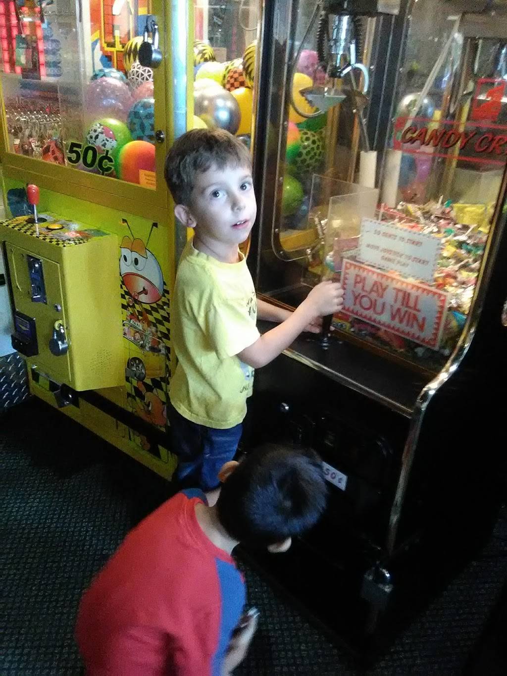 Round Table Pizza | meal delivery | 12881 Mountain Ave, Chino, CA 91710, USA | 9095919984 OR +1 909-591-9984