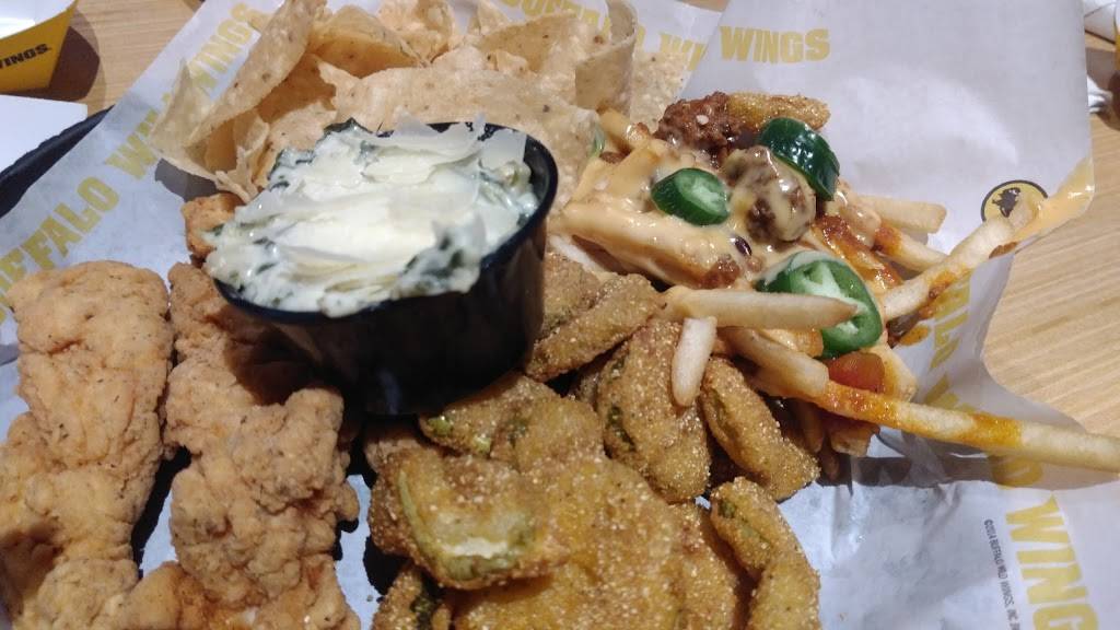 Buffalo Wild Wings | restaurant | 361 W Townline Rd, Vernon Hills, IL 60061, USA | 8476803333 OR +1 847-680-3333