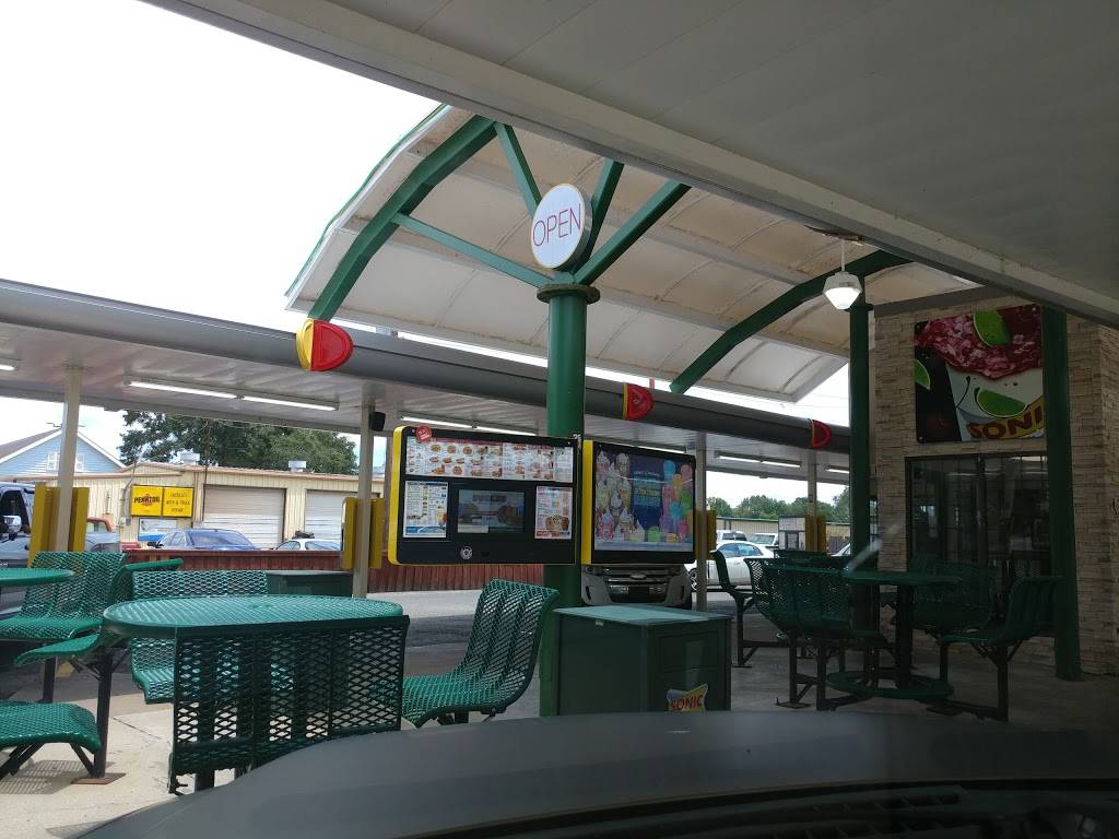 Sonic Drive-In | restaurant | 1924 N Main St, St Martinville, LA 70582, USA | 3373949782 OR +1 337-394-9782