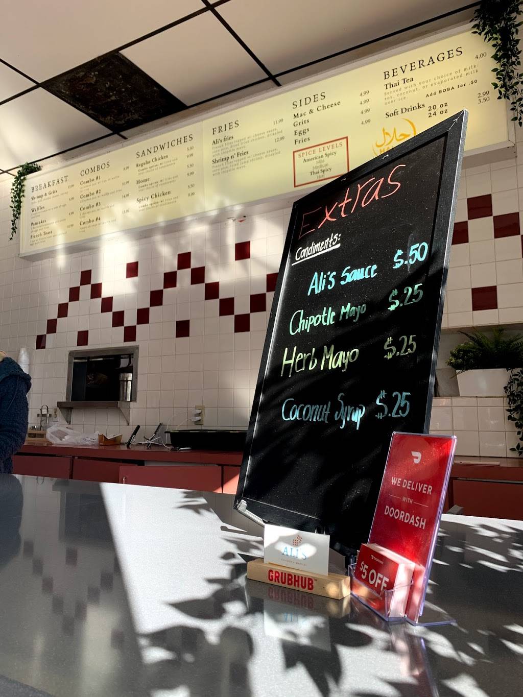 Alis Chicken & Waffles | restaurant | 4350 University Ave, San Diego, CA 92105, USA | 6196351269 OR +1 619-635-1269