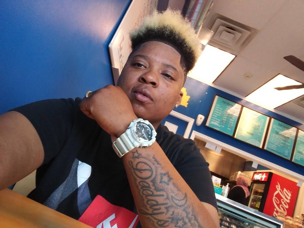 Blue Sharks Fish and Chicken of South Chicago Heights | restaurant | 3332 Chicago Rd, South Chicago Heights, IL 60411, USA | 7087555700 OR +1 708-755-5700