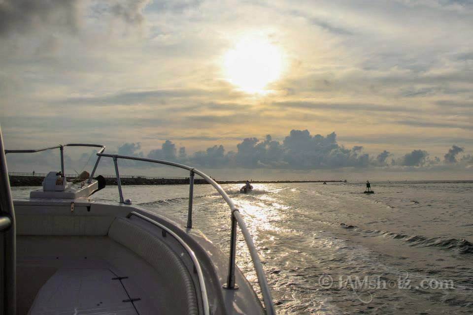 Off the Hook Raw Bar & Grill | restaurant | 747 E 3rd Ave, New Smyrna Beach, FL 32169, USA | 3864029300 OR +1 386-402-9300