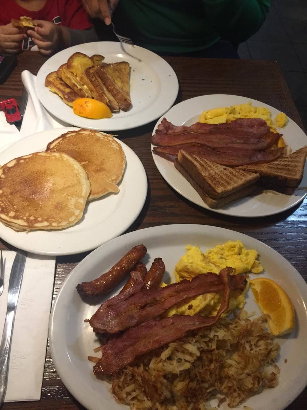 Lucky Dice Restaurant | restaurant | 2868 Lake Shore Blvd W, Etobicoke, ON M8V 1J2, Canada | 4162514033 OR +1 416-251-4033