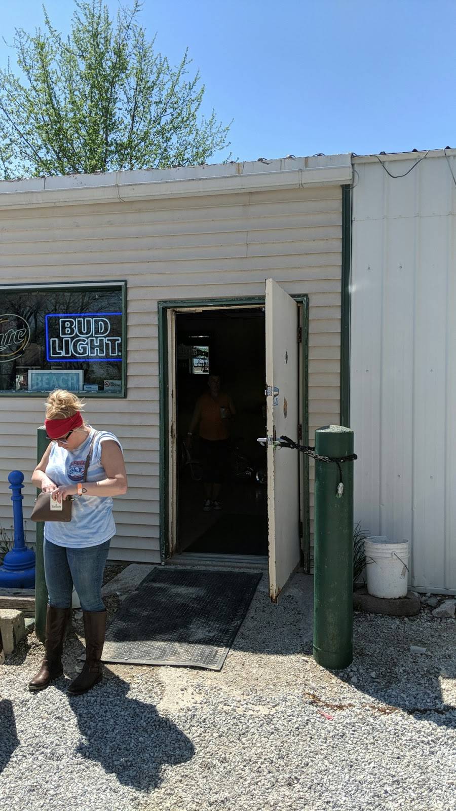 Beach Pub | restaurant | 1022 W Front St, Buffalo, IA 52728, USA | 5633812552 OR +1 563-381-2552