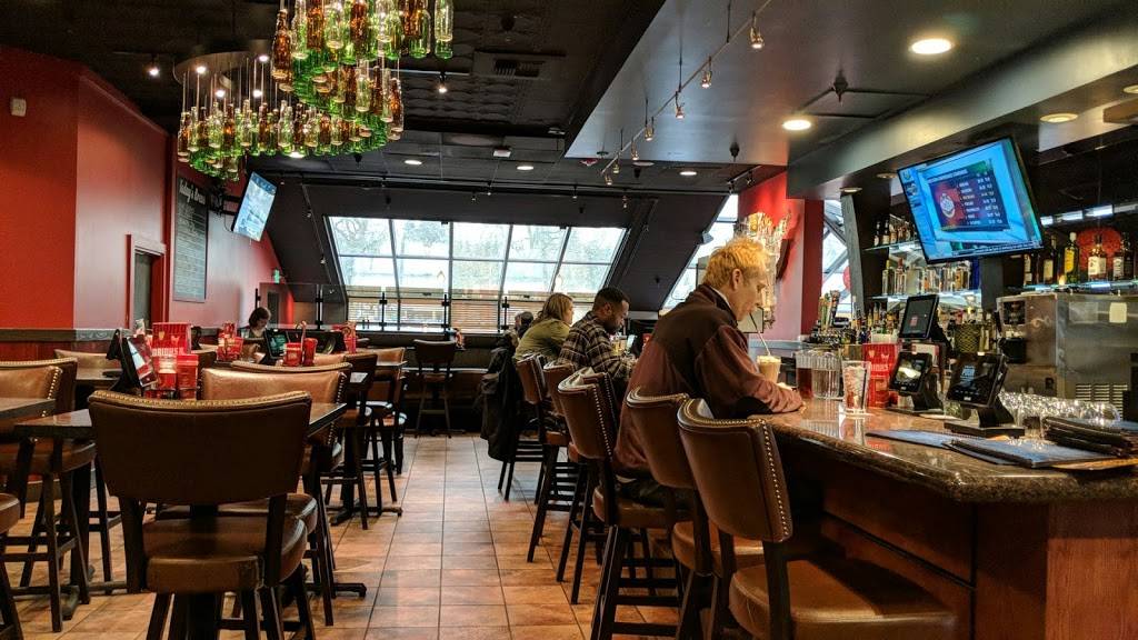 Red Robin Gourmet Burgers and Brews | restaurant | 18410 33rd Ave W, Lynnwood, WA 98037, USA | 4257716492 OR +1 425-771-6492