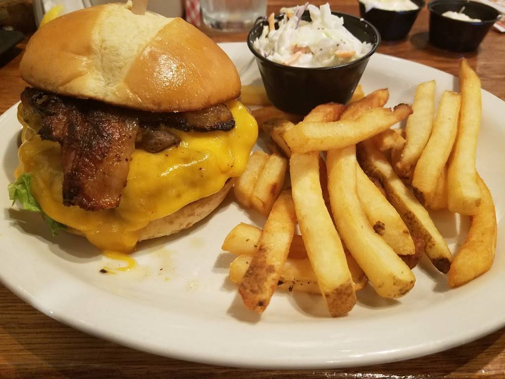 Cracker Barrel Old Country Store | restaurant | 635 S Cumberland St, Lebanon, TN 37087, USA | 6154444995 OR +1 615-444-4995