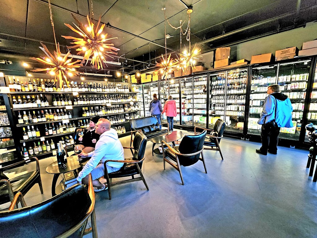 Hop & Vine Bottle Shop & Tap Room | restaurant | 220 S Columbia St, Seaside, OR 97138, USA | 5037175702 OR +1 503-717-5702