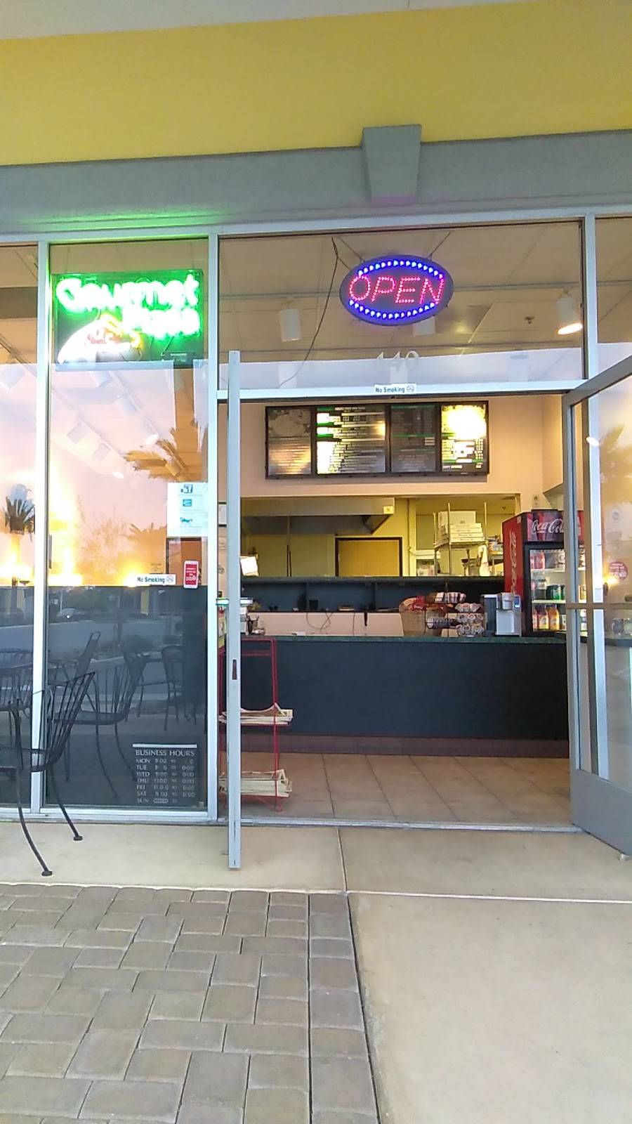 Uptown Pizza | restaurant | 2200 Outlet Center Dr #440, Oxnard, CA 93036, USA | 8059834151 OR +1 805-983-4151