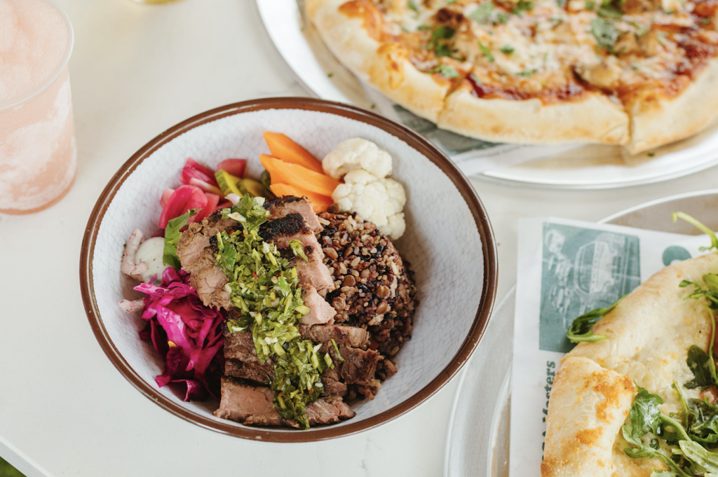 Moodys Kitchen + Bar | restaurant | 2530 Guadalupe St, Austin, TX 78705, USA | 5122130451 OR +1 512-213-0451