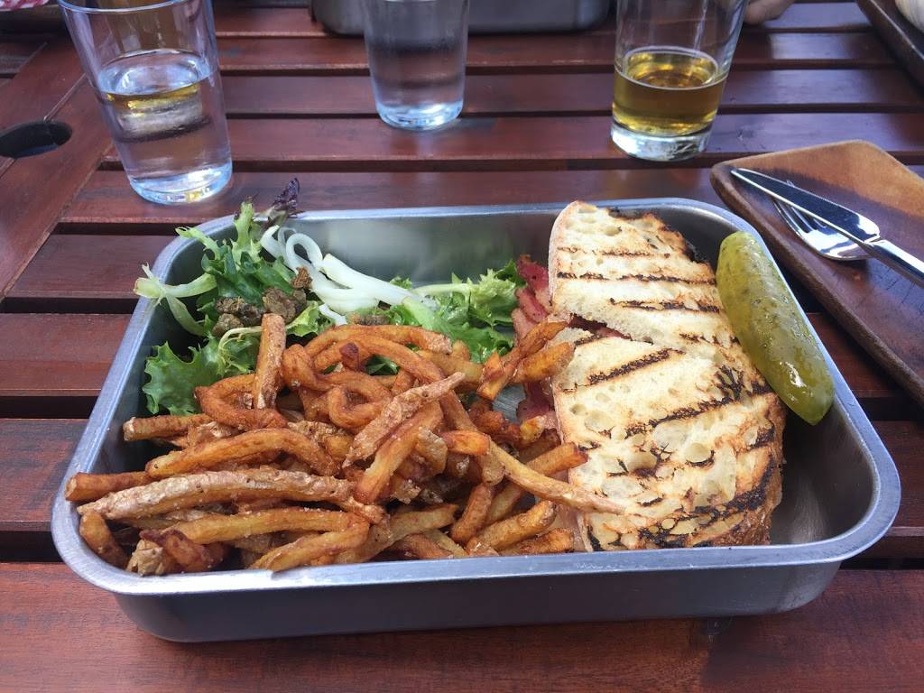 Restaurant Les Têtes de Cochon | restaurant | 15 Rue Maurice Aveline, Sainte-Adèle, QC J8B 2M8, Canada | 4507454047 OR +1 450-745-4047