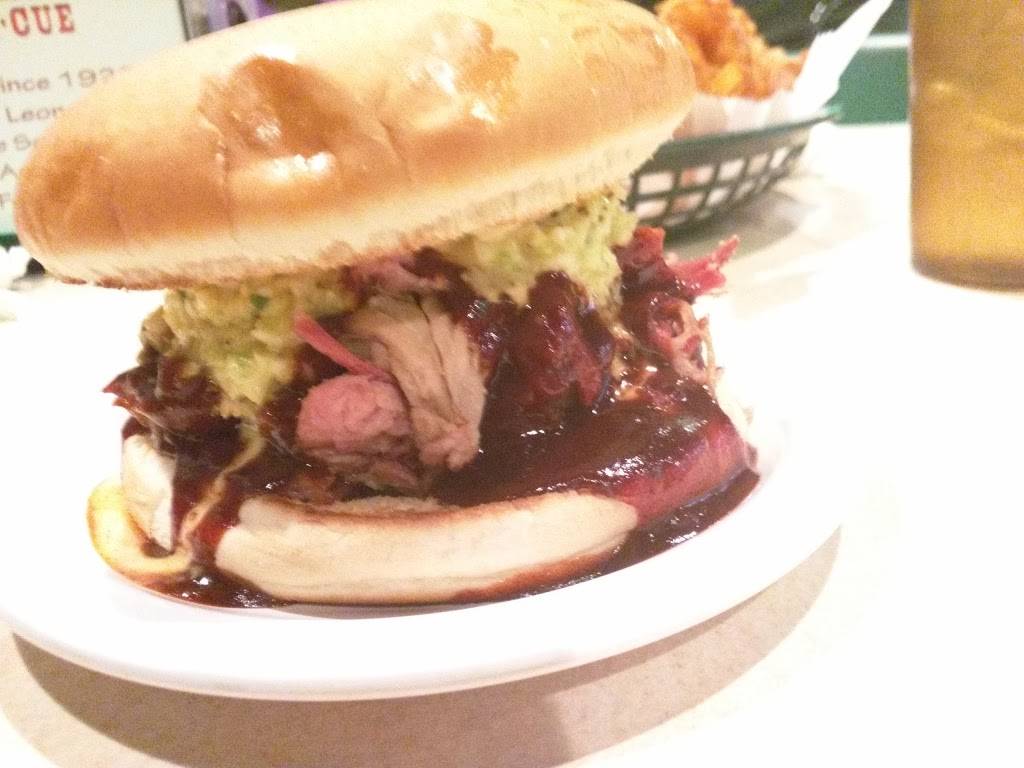 Leonards Pit Barbecue | restaurant | 5465 Fox Plaza Dr, Memphis, TN 38115, USA | 9013601963 OR +1 901-360-1963