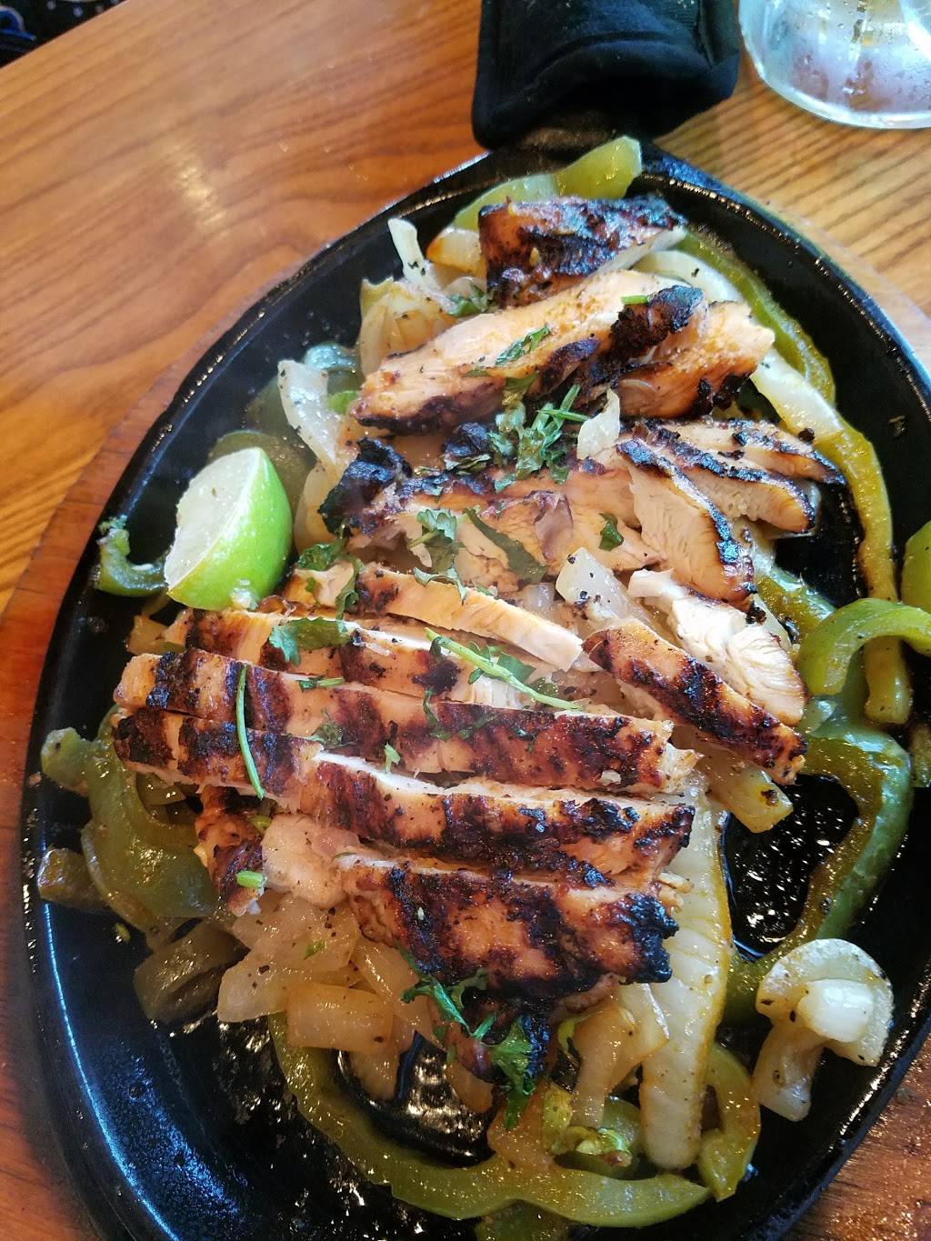 Chilis Grill & Bar | restaurant | 2021 SW Wanamaker Rd, Topeka, KS 66604, USA | 7852719777 OR +1 785-271-9777