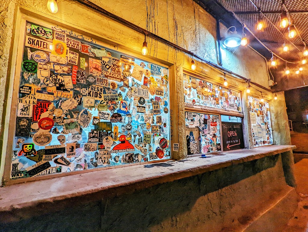 The Friendly Tavern | restaurant | 2632 University Ave, San Diego, CA 92104, USA | 6192947675 OR +1 619-294-7675