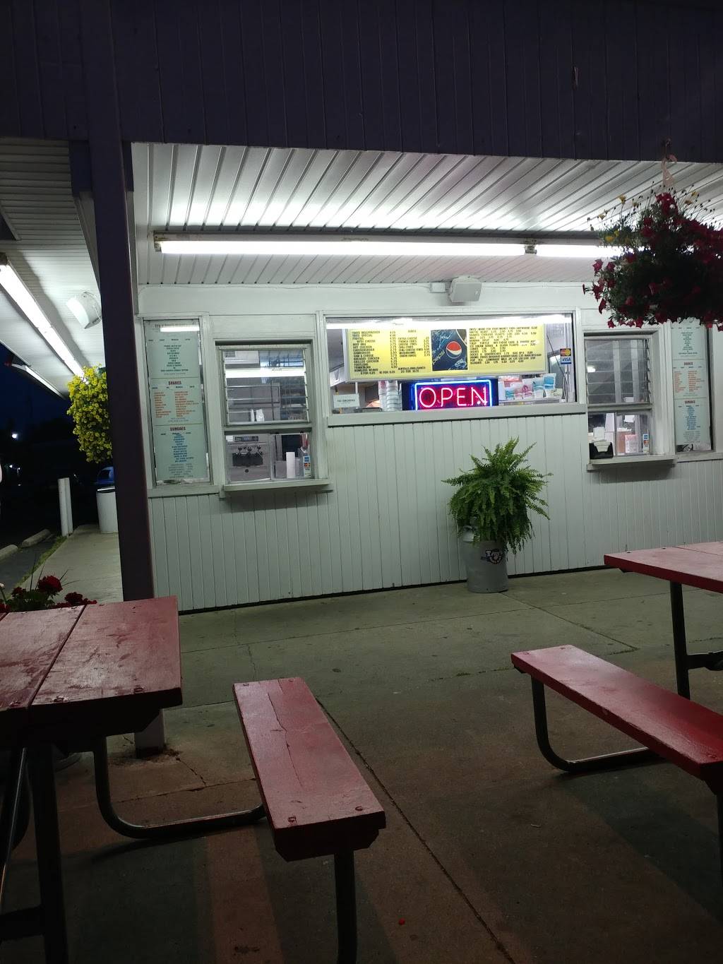 Tinys Dairy Barn | restaurant | 1051 N Shoop Ave, Wauseon, OH 43567, USA | 4193358762 OR +1 419-335-8762