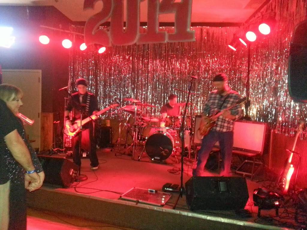 Sharks Restaurant & Billiards | restaurant | 10320 Shawnee Mission Pkwy, Shawnee, KS 66203, USA | 9132684006 OR +1 913-268-4006