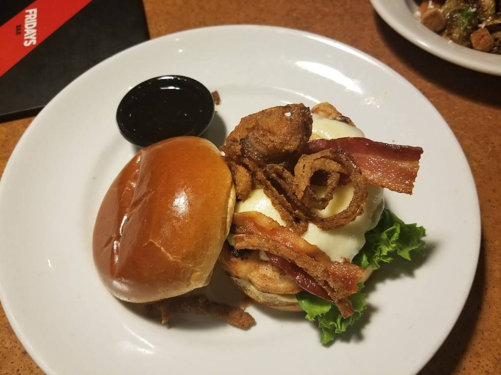 TGI Fridays | restaurant | 2501 E Fowler Ave, Tampa, FL 33612, USA | 8139799112 OR +1 813-979-9112