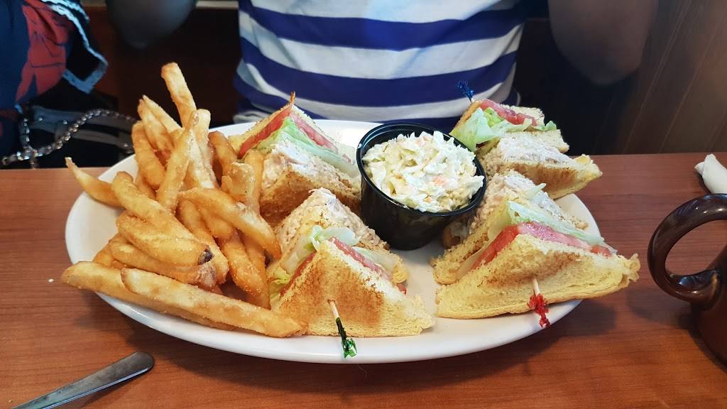 Gus Red Hots | restaurant | 5 Commodore Thomas MacDonough Hwy, Plattsburgh, NY 12901, USA | 5185613711 OR +1 518-561-3711