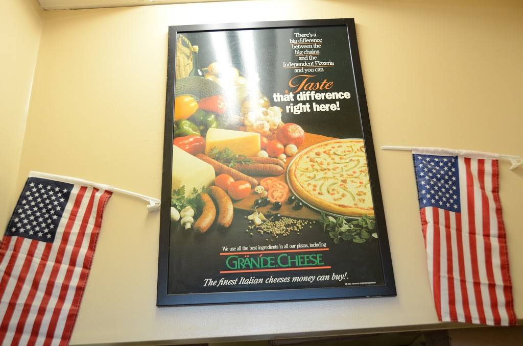 Roccos Pizza | restaurant | 192 W Gartner Rd #168, Naperville, IL 60540, USA | 6303698899 OR +1 630-369-8899