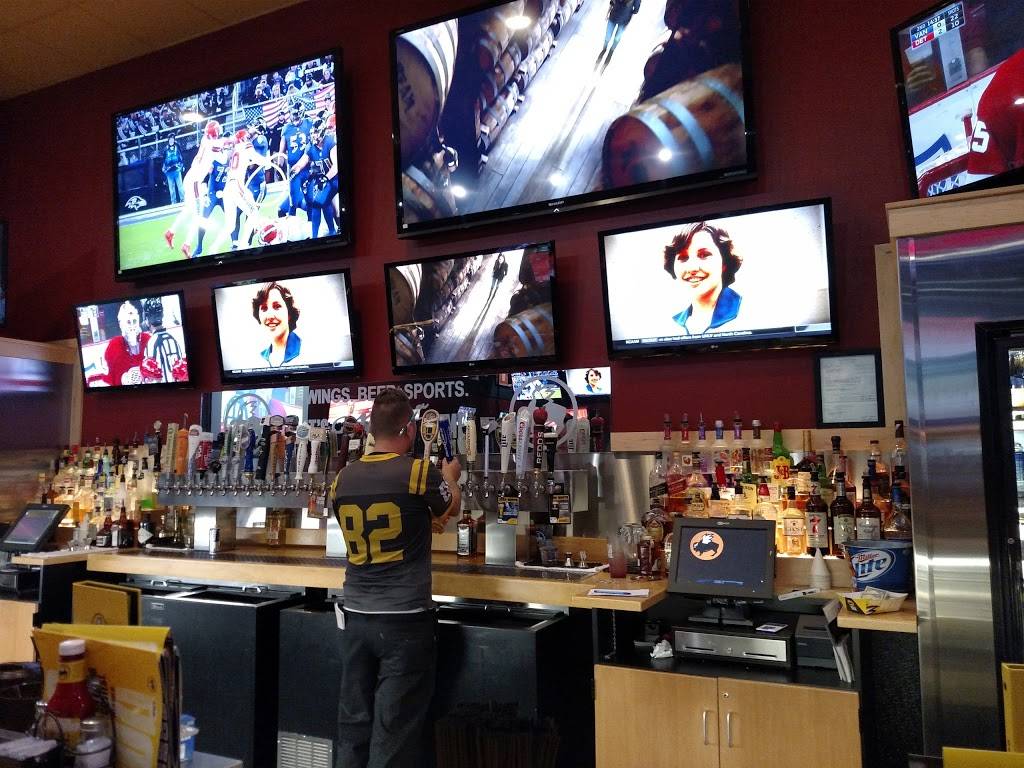 Buffalo Wild Wings | restaurant | 1120 Hotel Dr, Defiance, OH 43512, USA | 4197849464 OR +1 419-784-9464