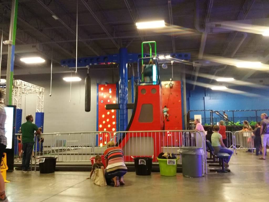 Bravoz Entertainment Center | restaurant | 14985 Old St Augustine Rd, Jacksonville, FL 32258, USA | 9043000070 OR +1 904-300-0070