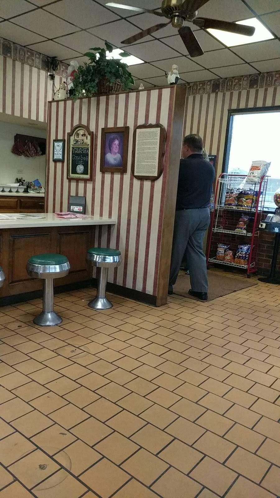 Mary Zifers Pizza Shop | restaurant | 110 W 4th St, Dover, OH 44622, USA | 3303433512 OR +1 330-343-3512