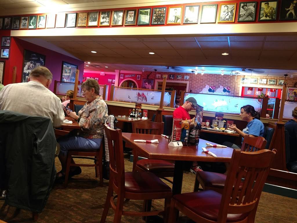 Red Hot & Blue Williamsburg | restaurant | 1622 Richmond Rd, Williamsburg, VA 23185, USA | 7572591670 OR +1 757-259-1670