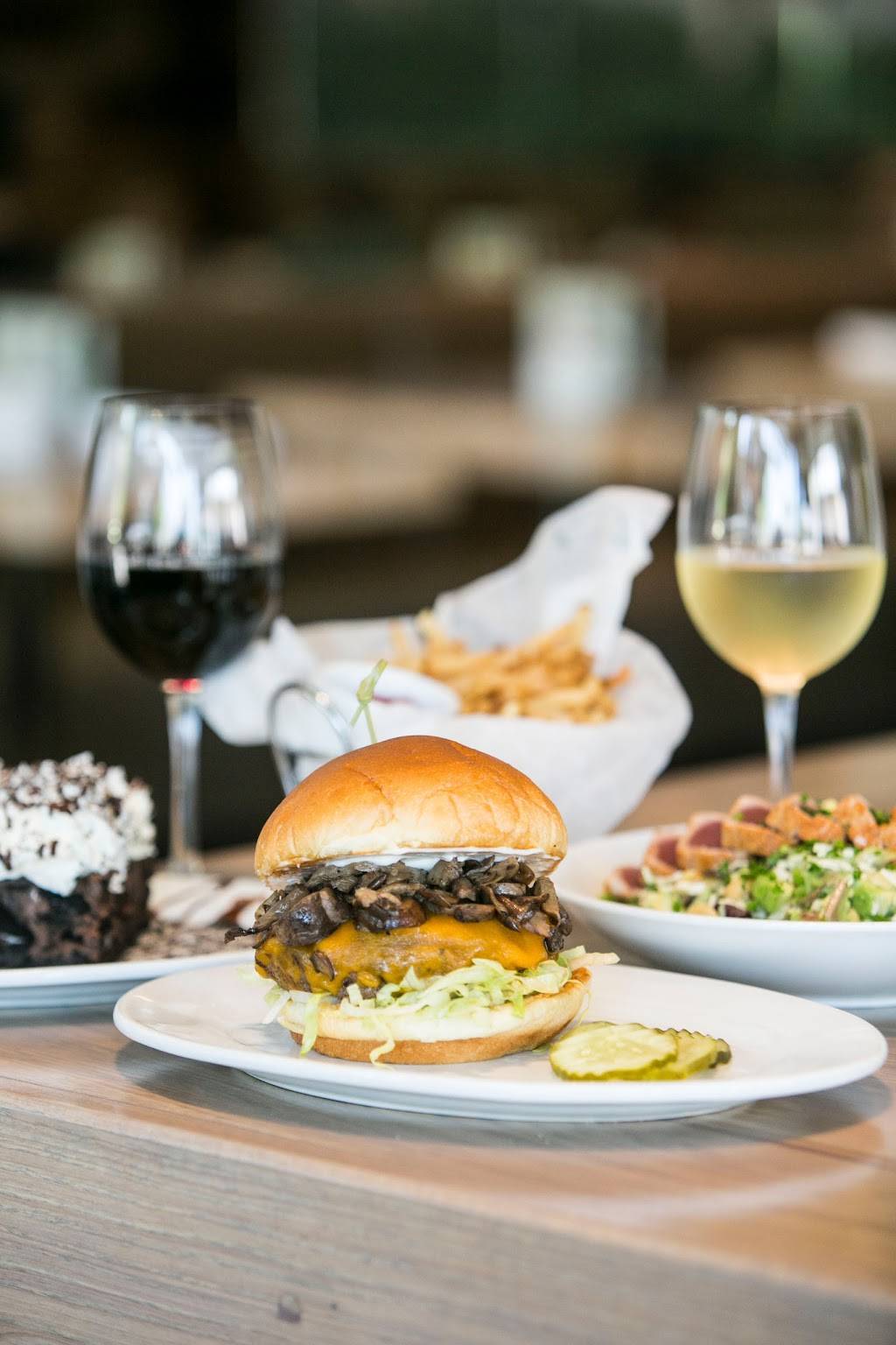 Zinburger Wine & Burger Bar | restaurant | 8141 Fashion Dr, Nanuet, NY 10954, USA | 8456243245 OR +1 845-624-3245