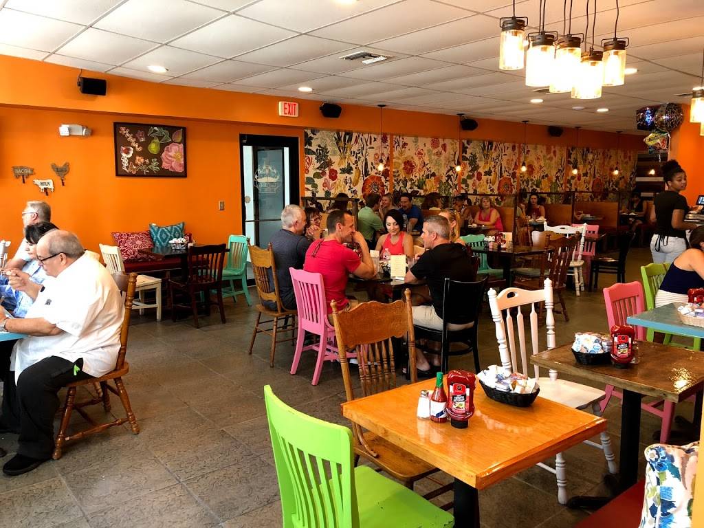 Two Chicks Café - CBD | restaurant | 920 Gravier St, New Orleans, LA 70112, USA | 5042187400 OR +1 504-218-7400