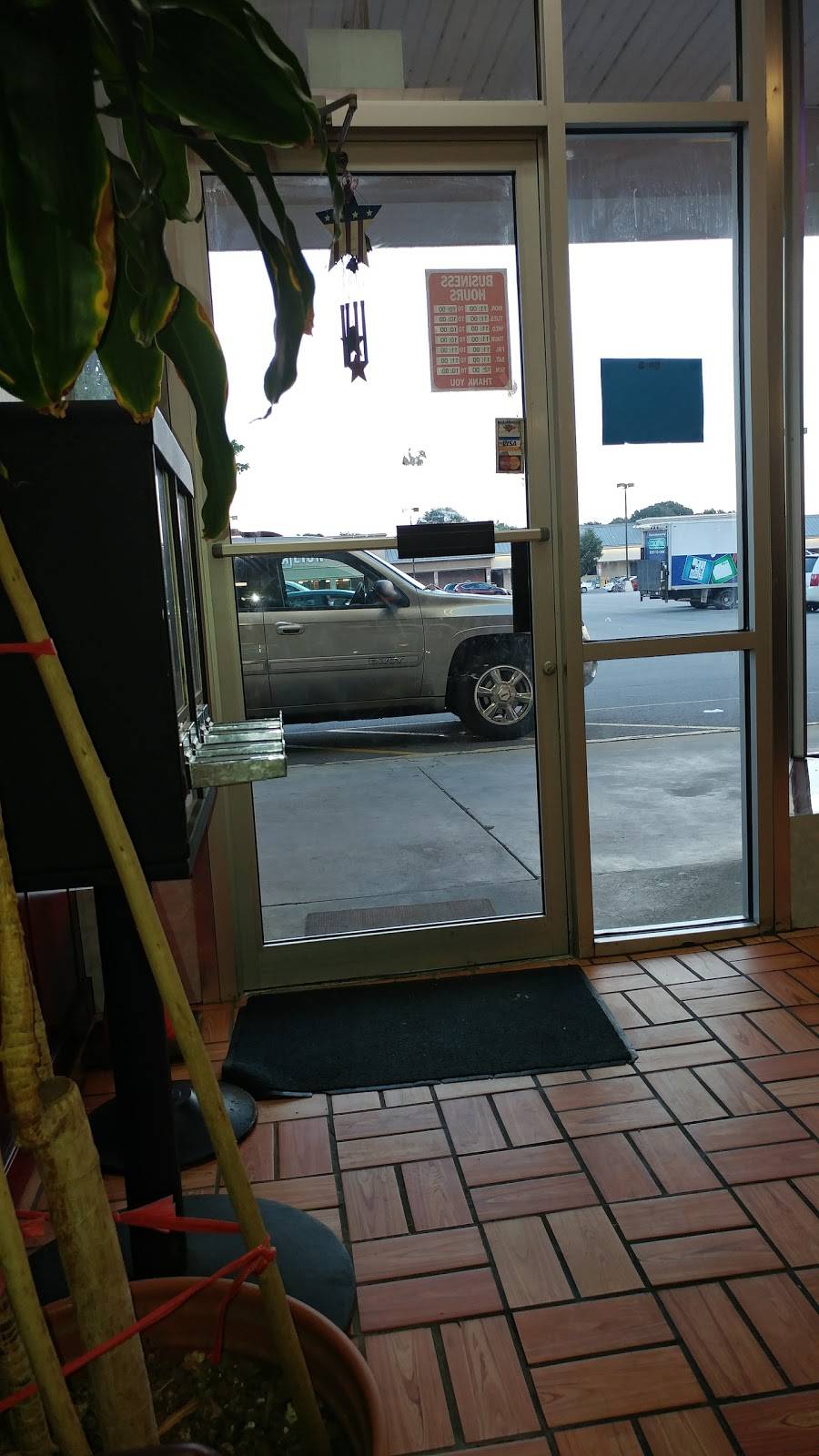 Great Wall Take-Out & Eat-In | restaurant | 645 W Main St # B, Danville, VA 24541, USA | 4347931477 OR +1 434-793-1477