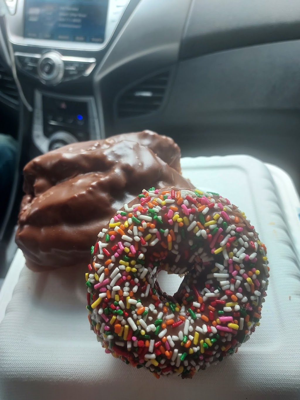 Big Dog Donuts and Deli | restaurant | 1136 US-101, Florence, OR 97439, USA | 5419978630 OR +1 541-997-8630