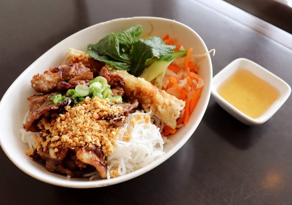 Pho House | restaurant | 5230 Dundas St W, Etobicoke, ON M9B 1A8, Canada | 4168505935 OR +1 416-850-5935