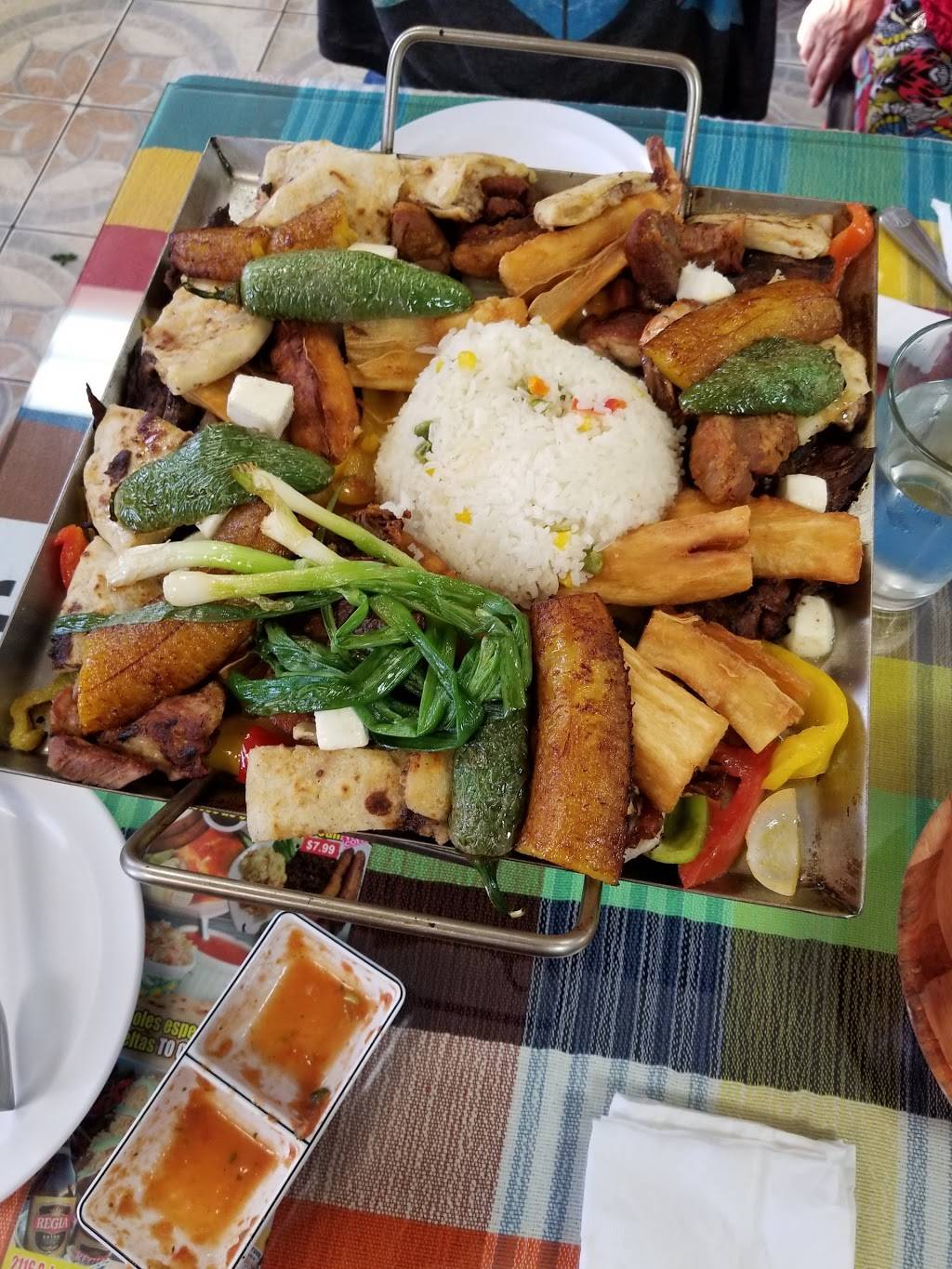 Menchitas | restaurant | 2116 South La Brea Ave, Los Angeles, CA 90016, USA | 3239343114 OR +1 323-934-3114