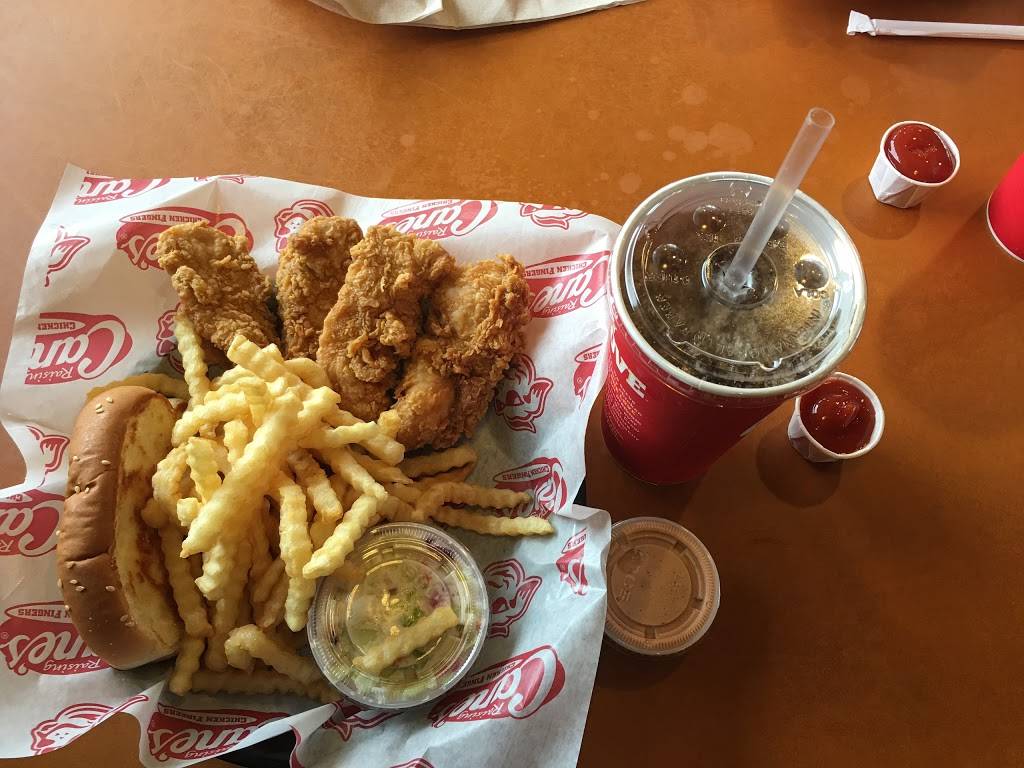 Raising Canes Chicken Fingers | meal takeaway | 8801 N Fwy Service Rd E, Fort Worth, TX 76177, USA | 8178477101 OR +1 817-847-7101