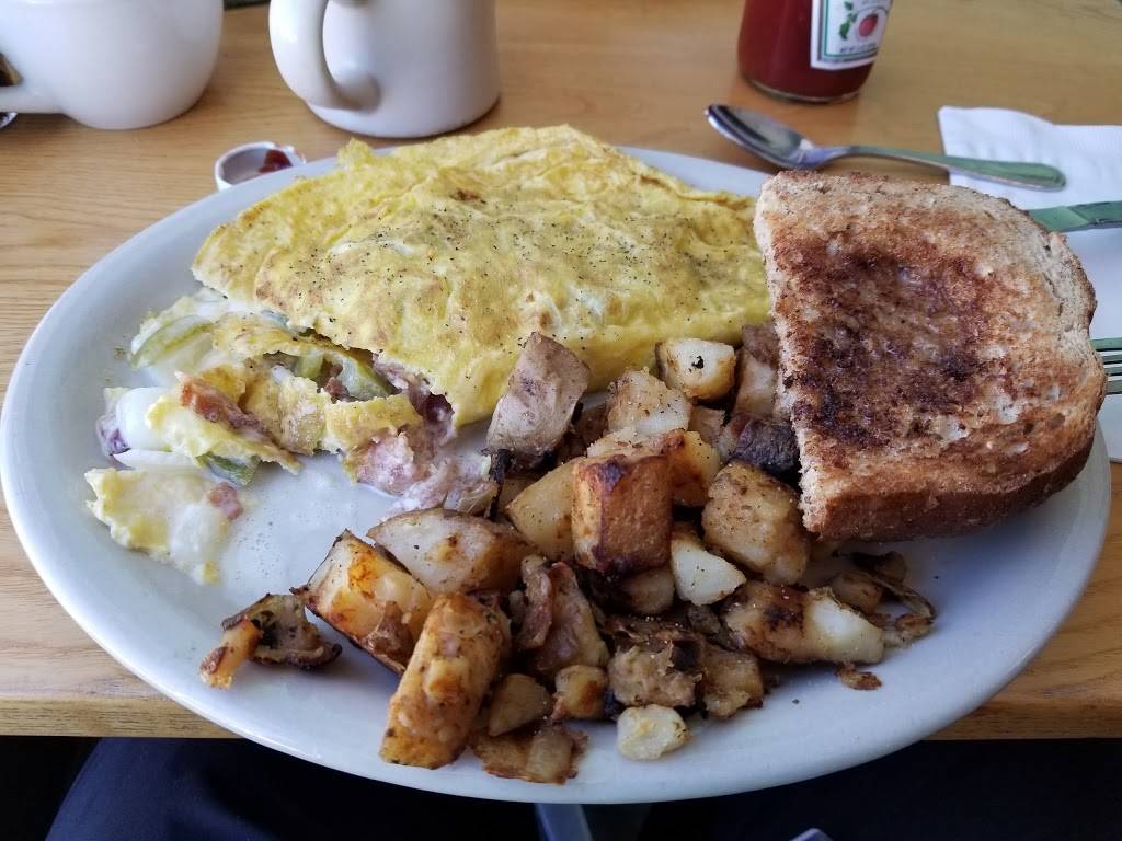 Betseys Dots of Dover | restaurant | 2 Mountain Park Plaza, West Dover, VT 05356, USA | 8024646476 OR +1 802-464-6476