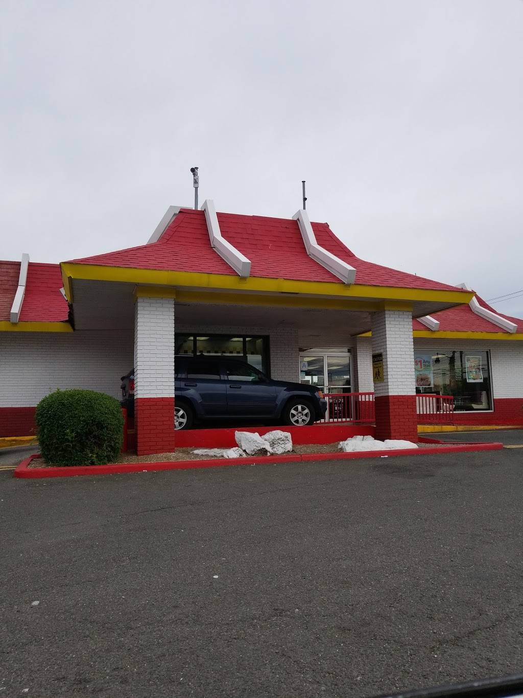 McDonalds | cafe | 1212 E Gun Hill Rd, Bronx, NY 10469, USA | 7187986196 OR +1 718-798-6196