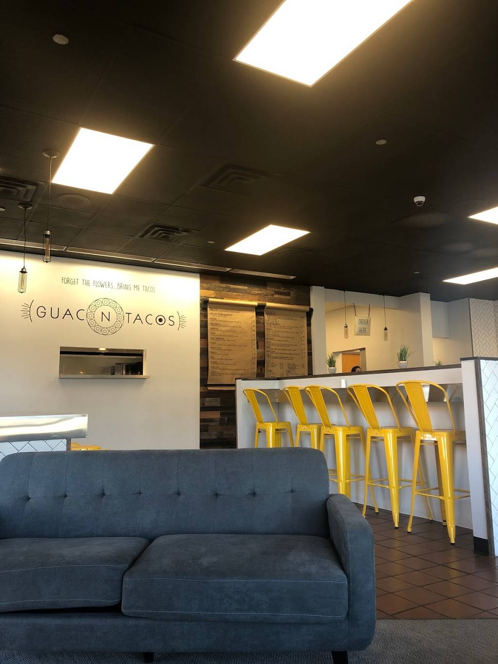 Guac N Tacos | restaurant | 522 W North Ave, Elmhurst, IL 60126, USA | 6303593155 OR +1 630-359-3155