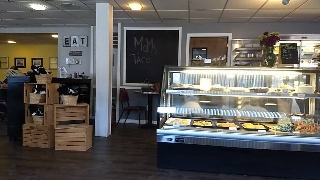 Moms Country Kitchen | restaurant | 81057 Main St, Memphis, MI 48041, USA | 8103922210 OR +1 810-392-2210