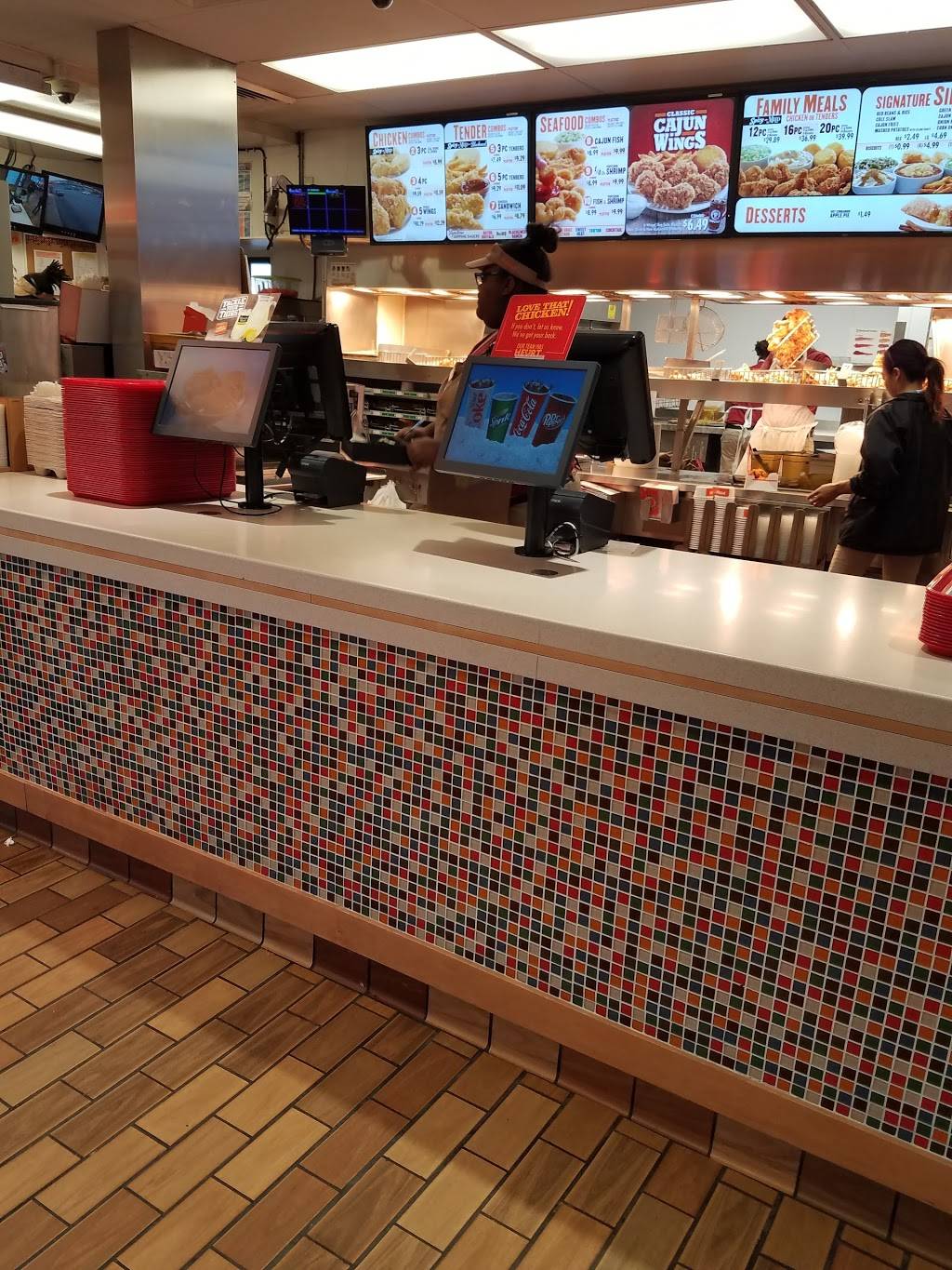 Popeyes Louisiana Kitchen | restaurant | 7706 Landover Rd, Landover, MD 20785, USA | 3013415630 OR +1 301-341-5630