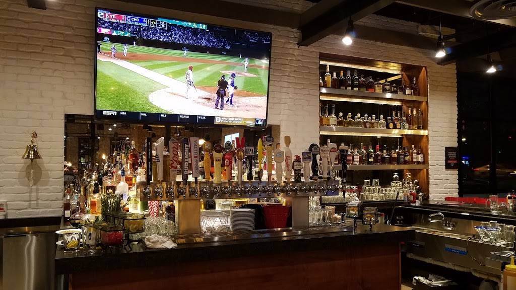 Smokey Bones | restaurant | 6690 E State St, Rockford, IL 61108, USA | 8155161291 OR +1 815-516-1291