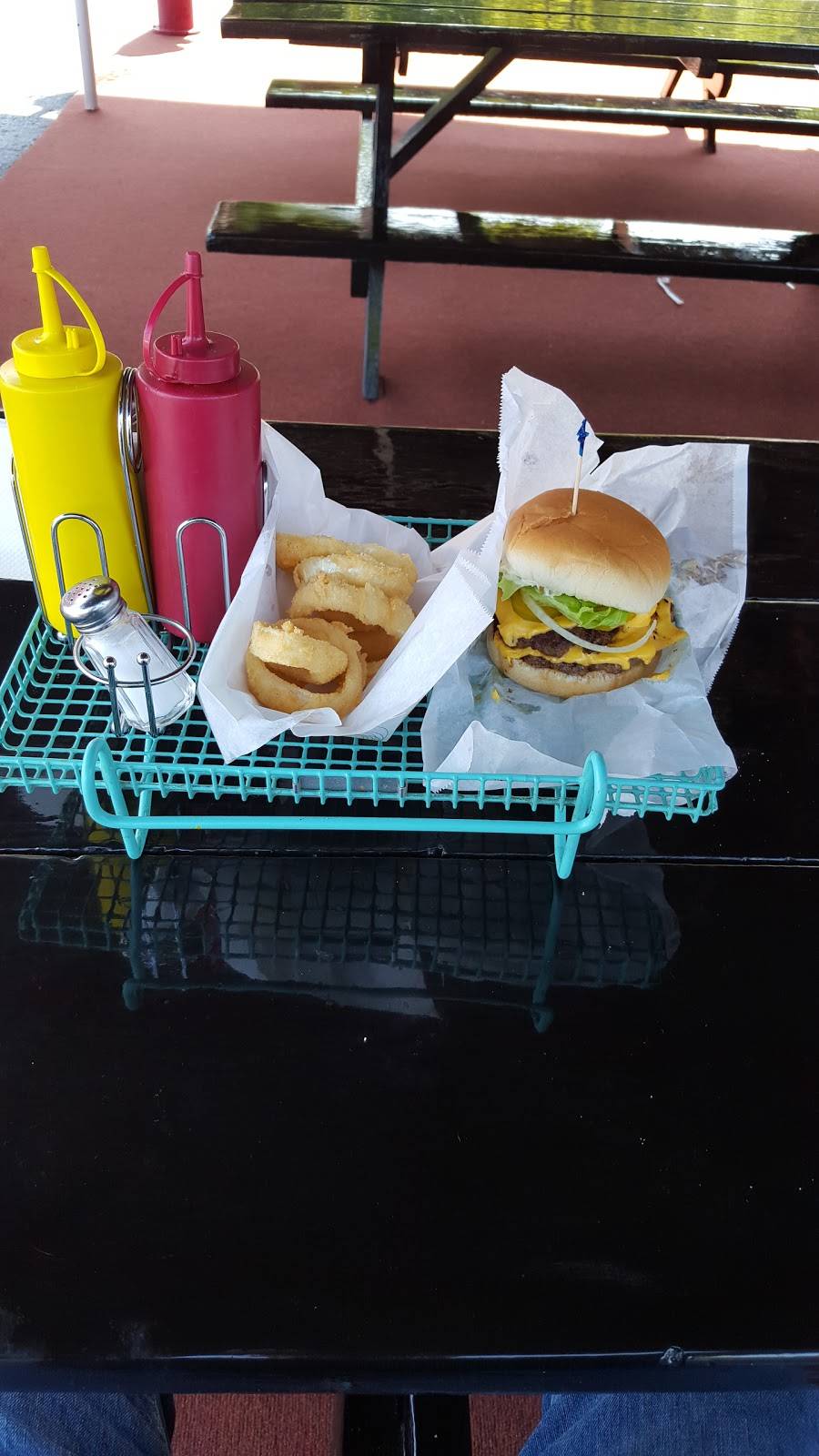 Jrs Dairy Sweet Drive Inn | restaurant | 1066 US-33, Wolflake, IN 46796, USA | 2606352045 OR +1 260-635-2045