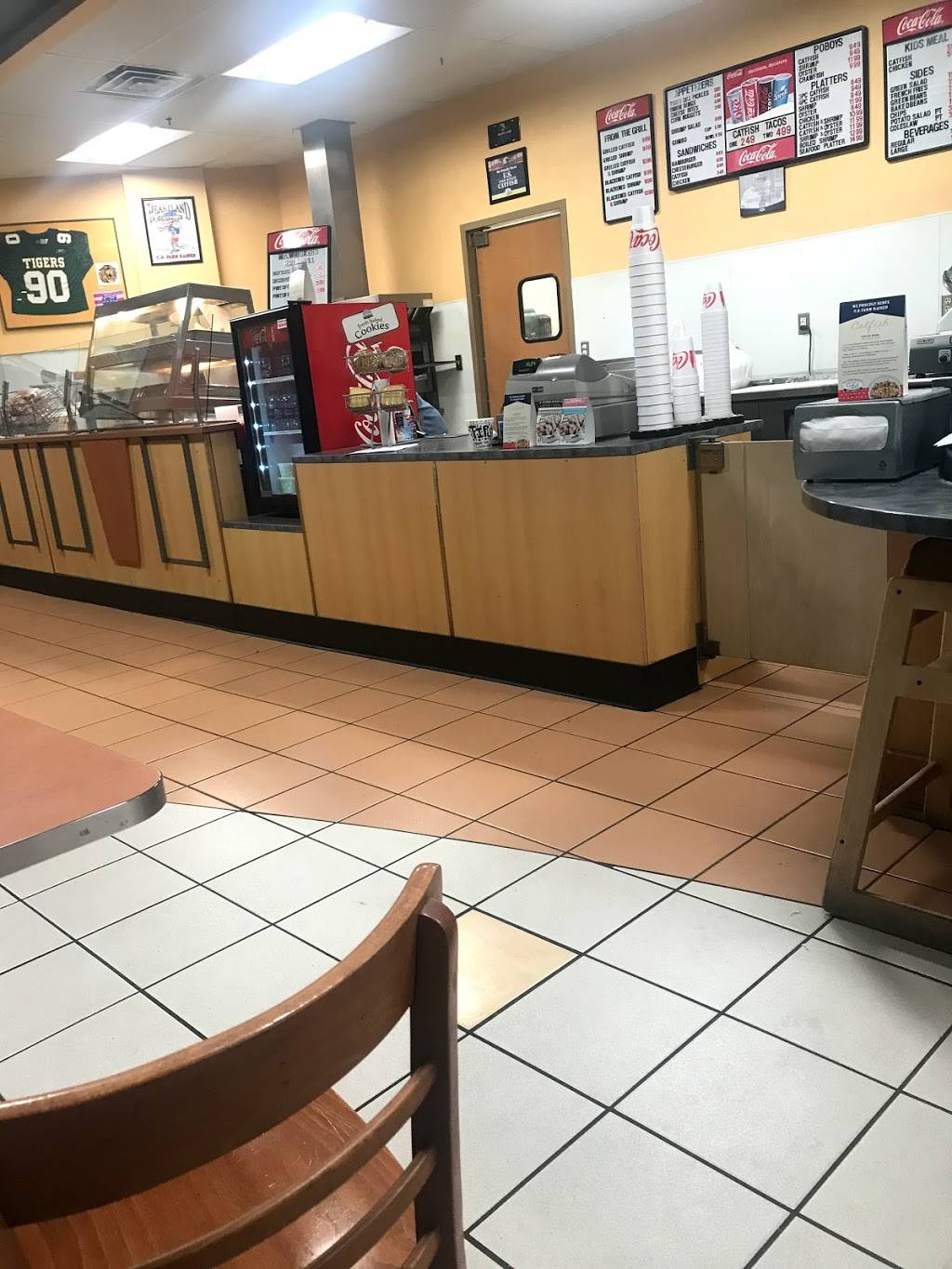 Mr Whiskers Fish & Grill | restaurant | 2100 Veterans Blvd, McComb, MS 39648, USA | 6016844646 OR +1 601-684-4646