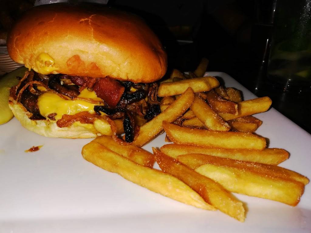 Charlie Meaneys | restaurant | 52 Central Ct, Valley Stream, NY 11580, USA | 5165962337 OR +1 516-596-2337