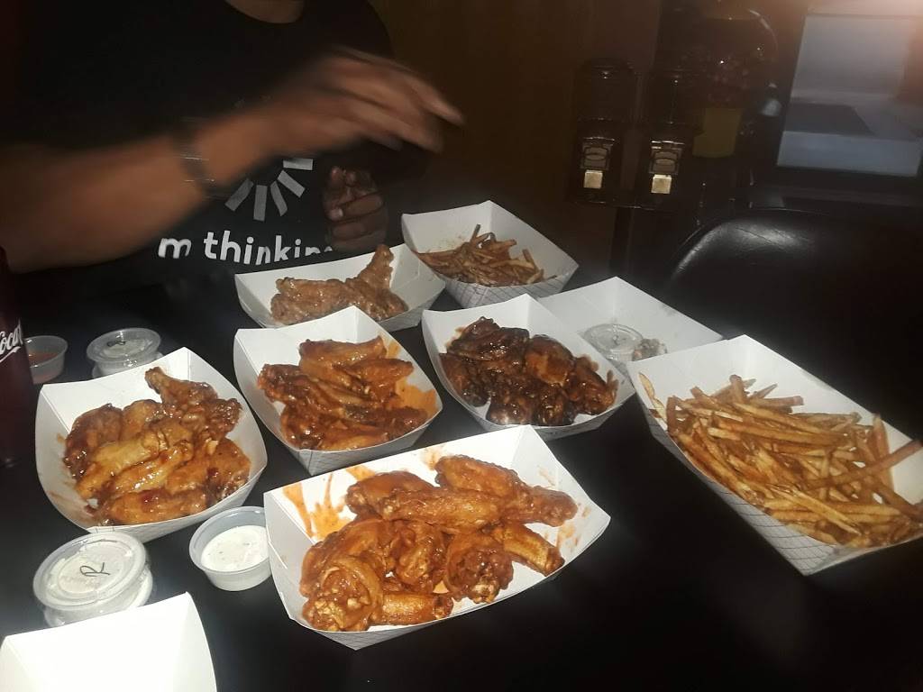 Wide World of Wings | restaurant | 5729 Tower Ave, Superior, WI 54880, USA | 7153921342 OR +1 715-392-1342