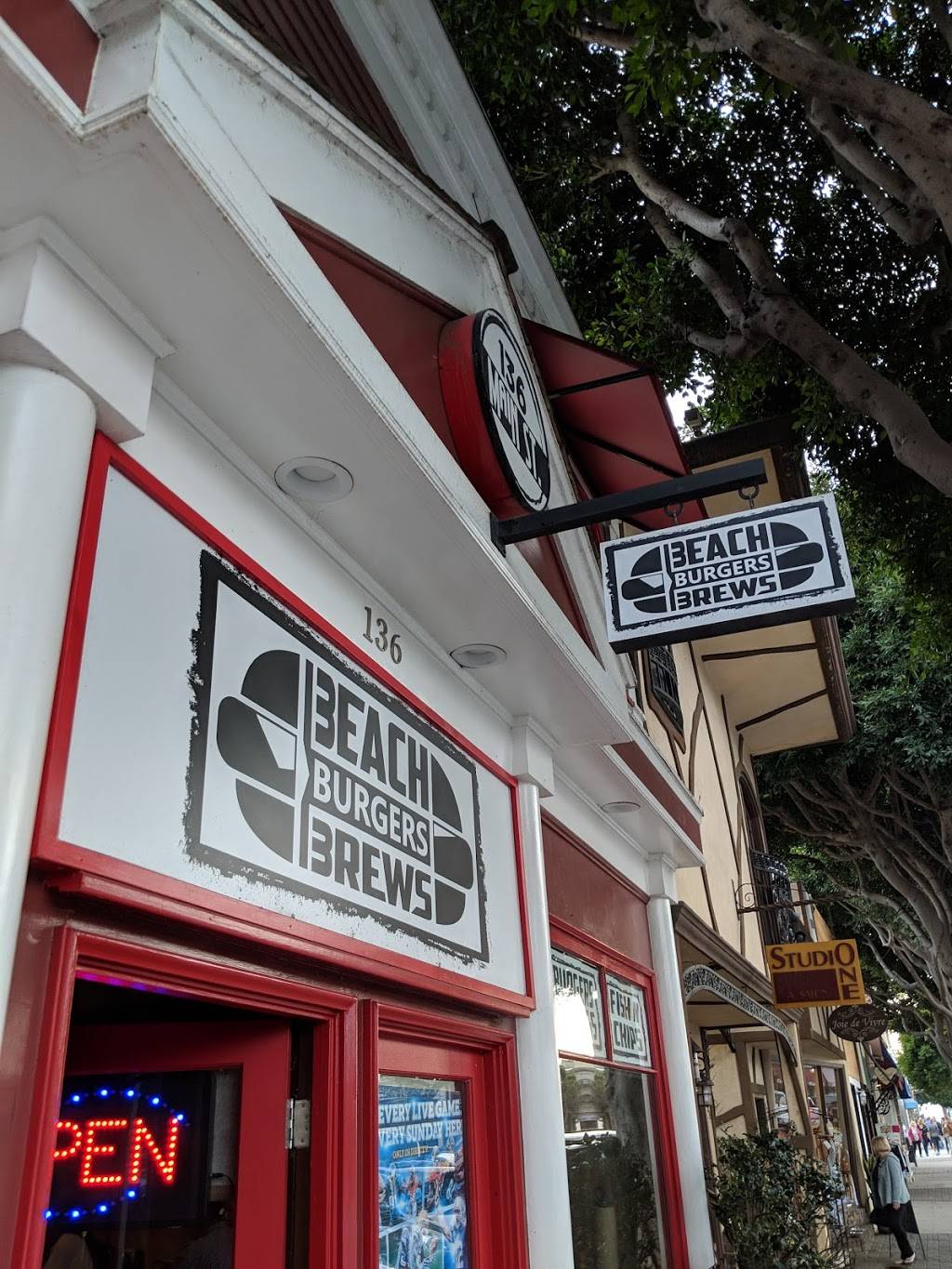 Beach Burgers And Brew | restaurant | 136 Main St, Seal Beach, CA 90740, USA | 5624302330 OR +1 562-430-2330